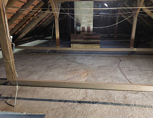 Zateplení stropu rodinného domu pomocí foukané izolace